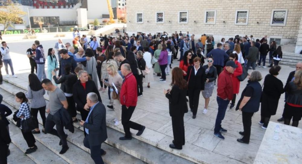 Pas nderprerjes se bojkotit, pedagoget i rikthehen protestave